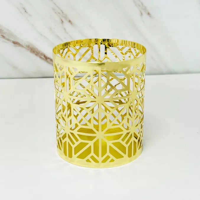 Geometrinen metallinen kynttilänjalka