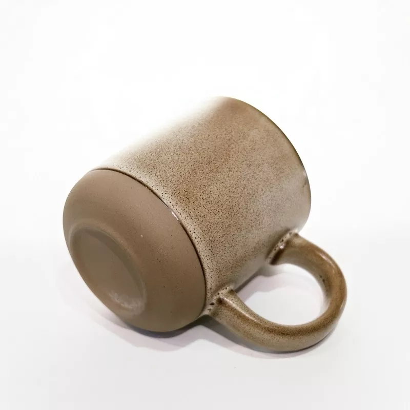 Yksinkertainen moderni keraaminen matkamuki